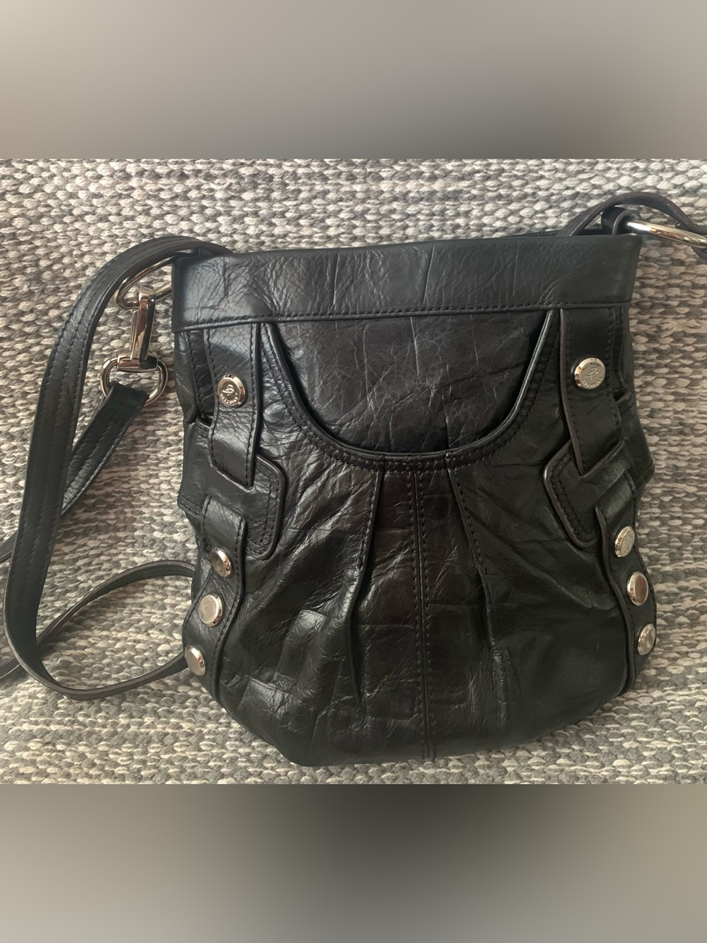 B.MAKOWSKY BLACK CROC EMBOSSED LEATHER CROSSBODY HANDBAG